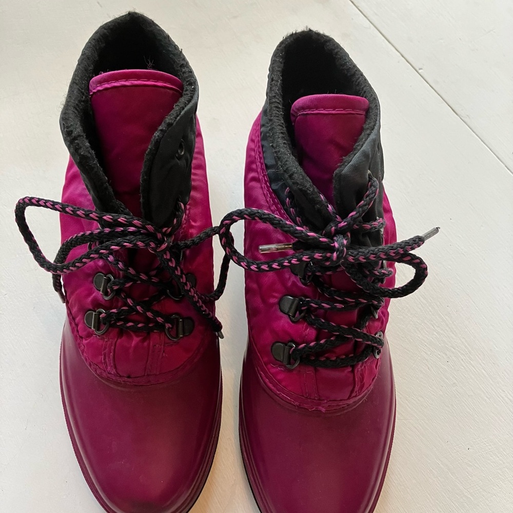 Pink winter boots. 7 Made in Canada